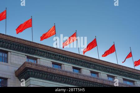 Rote Banner auf dem Nationalen Volkskongress`s, der nationalen Legislative der Volksrepublik China,`s größtem parlament der Welt mit 2,980 ME Stockfoto